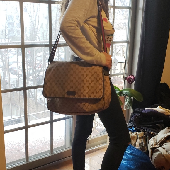 SOLD!! GUCCI 🔥 BEAUTIFUL CROSSBODY MESSENGER BAG - Picture 8 of 8